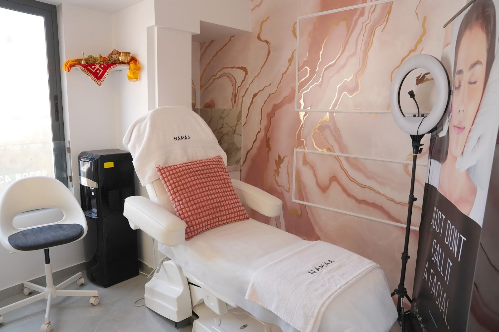 Treatment chair set with fresh linen against a marbled pink wall
